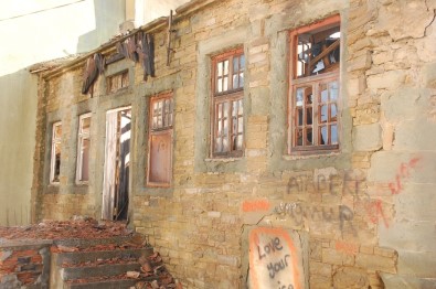 Keşan'daki Tarihi Binalara Defineciler Dadandı