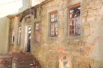 Keşan'daki Tarihi Binalara Defineciler Dadandı Haberi