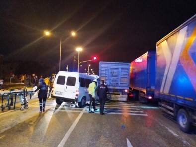 Minibüs, Kırmızı Işıkta Bekleyen Tıra Arkadan Çarptı Açıklaması 1 Ölü 2 Yaralı