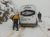 Şemdinli'de Yoğun Kar Yağışı Nedeniyle Araçlar Yolda Kaldı Haberi