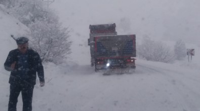Tunceli'de İki İlçe Arasındaki Yol Kar Yağışı Nedeniyle Ulaşıma Kapatıldı