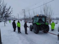 Yoğun Kardan Araçlar Yolda Kaldı, Karayolu Ulaşıma Kapandı