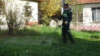 80 Saatlik Kısıtlamada 65 Yaş Üstü Vatandaşların Bahçelerinin Bakımı Yapıldı Haberi