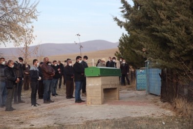 Kırşehir'de Vahşetin Ardından Cenazeler Defnediliyor