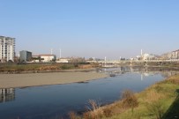 Yeşilırmak Nehrinde Sular Çekildi