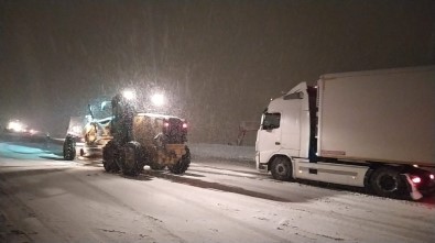 Bitlis'te Tipi Ve Fırtına Araçların Yolda Kalmasına Neden Oldu