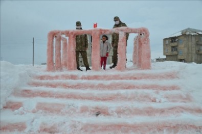 Hakkari'de yaşayan 9 yaşındaki Hira'nın Anıtkabir'i görme isteğini Mehmetçik gerçekleştirecek