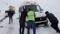 Kar Nedeniyle Kapananan Karayolunda Araçlar Mahsur Kaldı Haberi