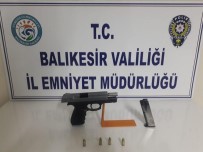Balıkesir'de Polis 5 Aranan Şahsı Yakalarken 4 Silah Ele Geçirdi