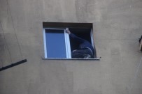 Hastane Penceresinde İntihara Kalkışan Şahsı Polis İkna Etti