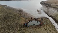 (Özel) Kuruyan Ömerli Barajı'nda Mahsur Kalan Yavru Balıkları Kurtarma Operasyonu Havadan Görüntülendi Haberi