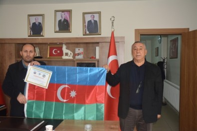 TADDEF'ten MHP İl Başkanına Teşekkür Belgesi Ve Azerbaycan Bayrağı