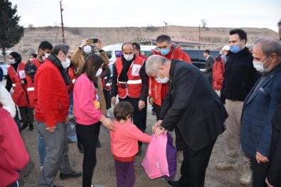 Başkan Sarı, Kızılay Gönüllüleriyle 5 Köyde 350 Çocuğa Kışlık Mont Dağıttı