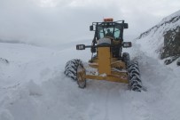 Bayburt'ta Kardan Kapanan Yolar Açıldı, Mahsur Kalan Turistler Kurtarıldı Haberi