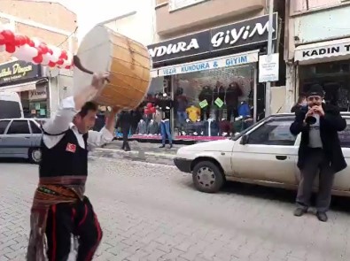 İş Yapamayan Esnaf Davullu-Zurnalı 'Sokak İndirimi' Yaptı, Vatandaş Düğün Sandı