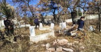 Köy Mezarlığının Temizliğini Gönüllüler Yaptı Haberi