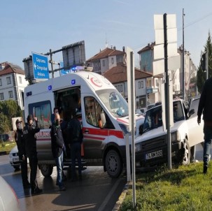 Ambulansla Otomobil Çarpıştı Açıklaması 1 Yaralı