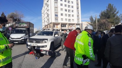 Mardin'de Trafik Kazası Açıklaması Motosiklet Aracın Altında Kaldı