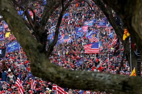 Trumpçılar Washington'da sokakları ve meydanları doldurdu