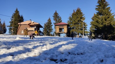 Artvin'de Çocuklar Pandeminin Stresini Kafkasör Yaylasında Kar Topu Oynayarak Atıyor