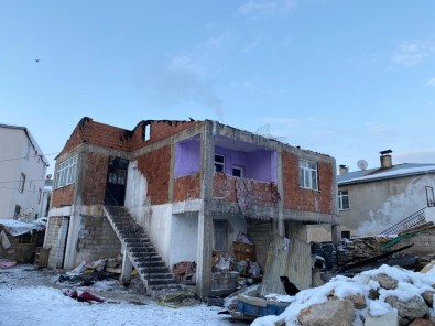 Çatıdaki Kümes Hayvanlarını Isıtmak İçin Yaktığı Sobadan Çıkan Kıvılcımlar Evi Yaktı