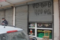 Kahvehaneye 'Sosyal Mesafeye Uyalım' Uyarısı Asıp Kumar Oynadılar