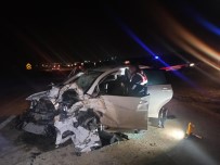 Sincan'da Kamyon İle Otomobil Kafa Kafaya Çarpıştı Açıklaması 1 Ölü, 2 Yaralı