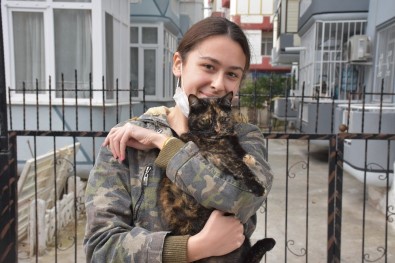 Üniversite Sınavına Hazırlanırken 50 Kedi Ve 15 Köpeğe Sahip Çıktı