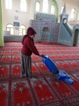 Aydın'da Kadınlar Camileri Gönüllü Olarak Temizledi