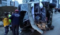 Belediye işçilerini taşıyan midibüs devrildi!