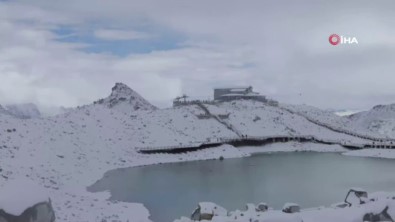 Çinli Bilim Adamları, Erimesini Yavaşlatmak İçin Buzulu Örtü İle Kapladı