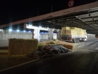 İzmir'de Saman Yüklü Tır Alt Geçide Sıkıştı