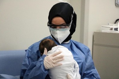 Korona Virüse Yakalanan Yeni Doğmuş Bebeklere Hemşirelerden Anne Şefkati