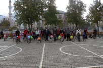 Muhtar, Hayırseverlerden Topladığı Bisikletleri Çocuklara Dağıtıyor