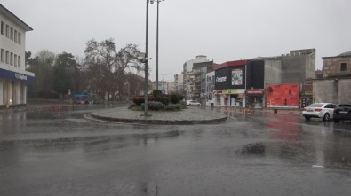 Sokağa Çıkma Yasağında Sokaklar Bu Kez Yağmurla Yıkandı