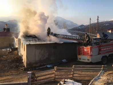 Tunceli'de Köy Evinde Yangın