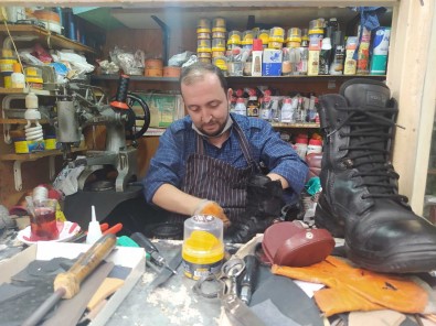 Kis Kapiyi Çaldi, Ayakkabi Tamircilerinin Yüzü Güldü