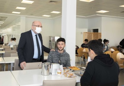 Rektör Karamustafa, Ögrenci Yemekhanesinde Ögrencilerle Yemek Yedi