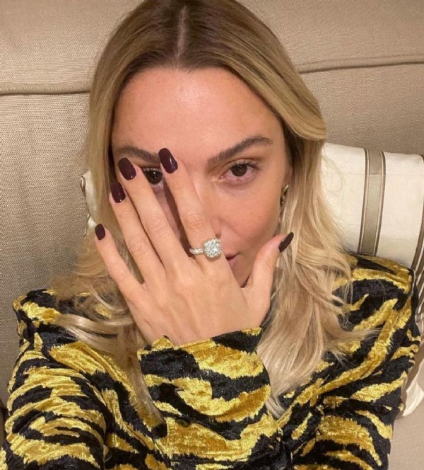 Hadise'den olay 'pırlanta yüzük' paylaşımı!