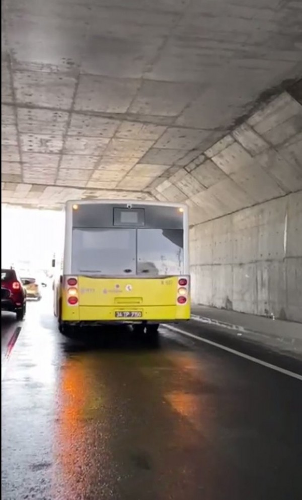 İETT otobüsü yolda kaldı, trafik felç oldu