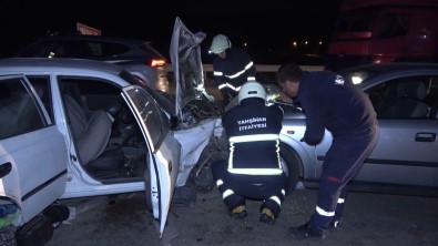 Trafikte Korku Dolu Anlar, Bir Anda Araç Üzerlerine Uçtu Açiklamasi 3'Ü Agir 4 Yarali