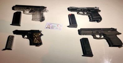 Antalya'da Durdurulan Araçtan 4 Adet Ruhsatsiz Tabanca Çikti
