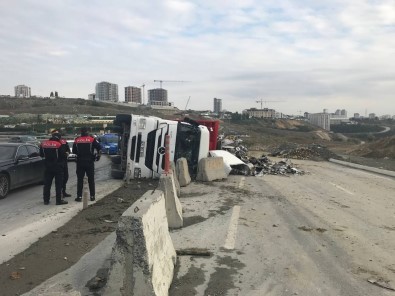 Basaksehir'de Hurda Yüklü Tir Devrildi, Sürücü Cami Kirarak Disari Çikti