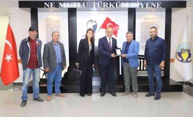 Baskan Akin'a Yagli Güresler Için Tesekkür Plaketi