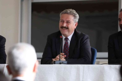 Baskan Palancioglu'ndan Ögrencilerle Ingilizce Söylesi