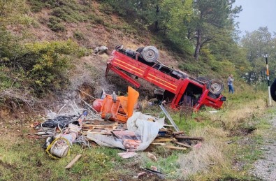 Bursa'da Freni Patlayan Kamyonet Sarampole Yuvarlandi Açiklamasi 3 Yarali