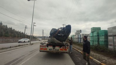 Direge Çarpan Otomobil Parçalandi Açiklamasi 1 Agir Yarali