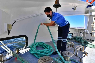 Izmir'de Güverteye Kadin Eli Açiklamasi Halat Bagliyor, Dümen Tutuyor
