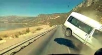 Minibüs Ile Kamyonetin Kafa Kafaya Çarpistigi Feci Kazada Ölü Sayisi 2'Ye Yükseldi
