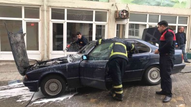 Park Halindeki Otomobil Alev Aldi